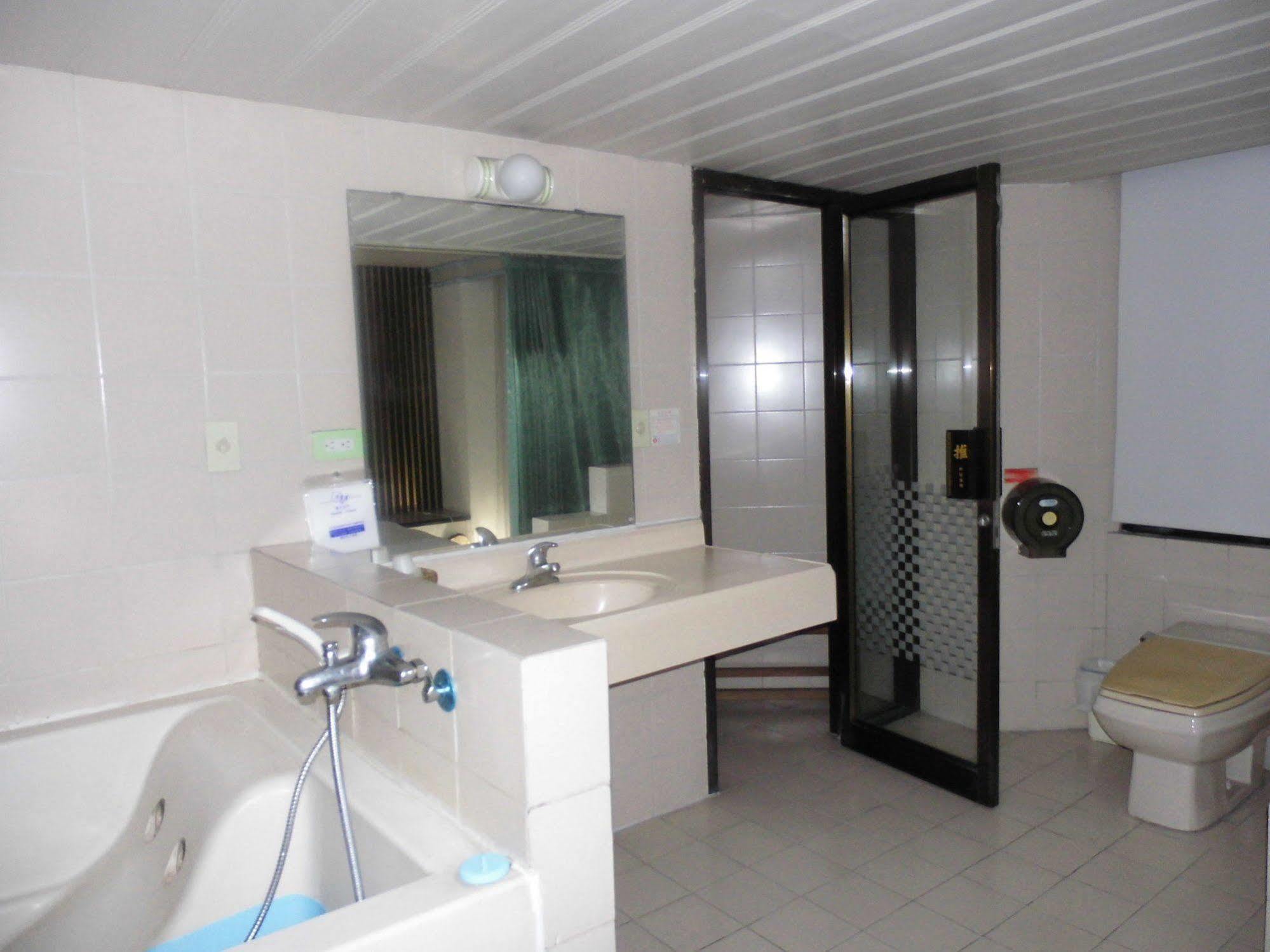 Modern Plaza Hotel Гаосюн Экстерьер фото