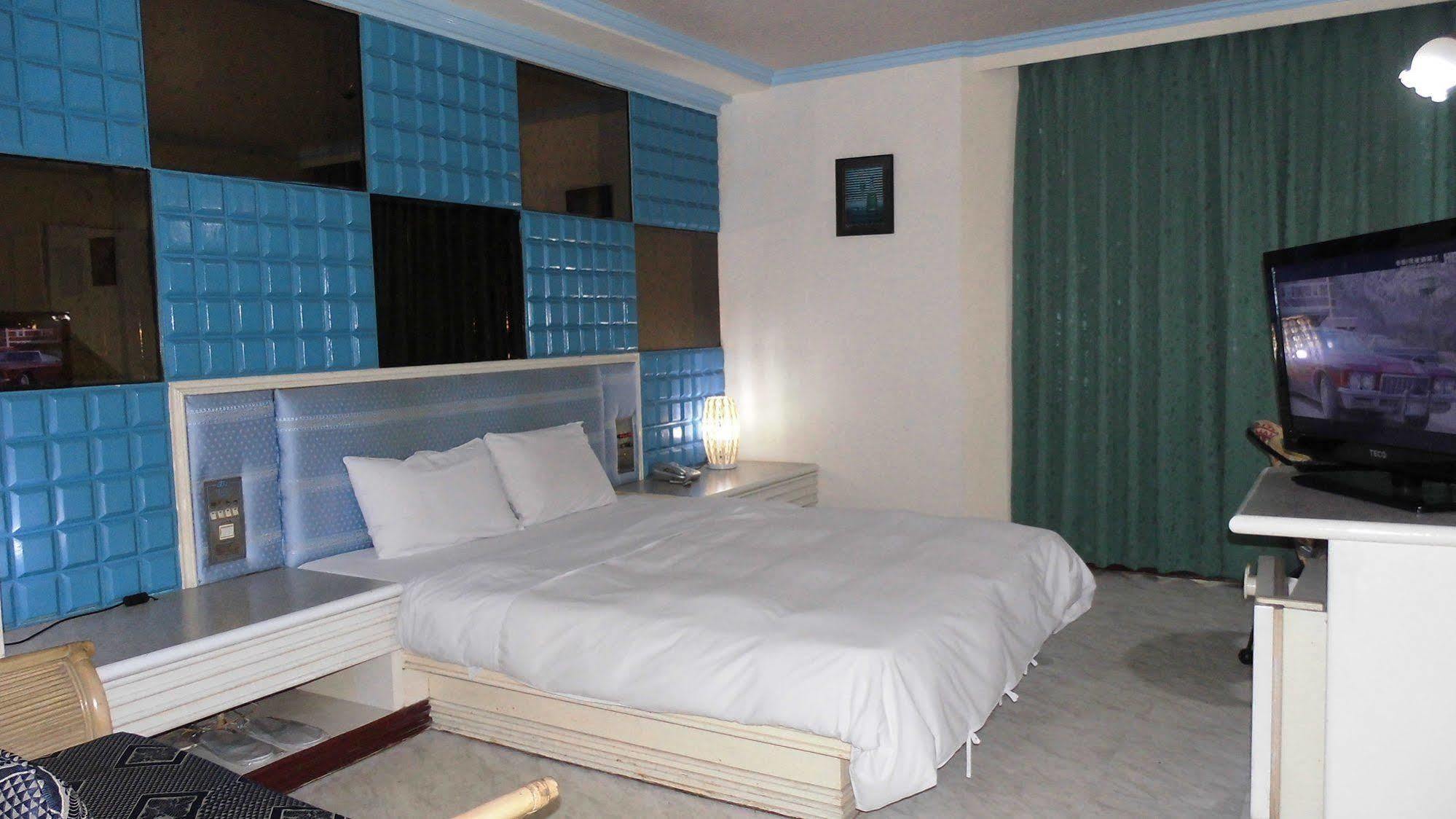 Modern Plaza Hotel Гаосюн Экстерьер фото