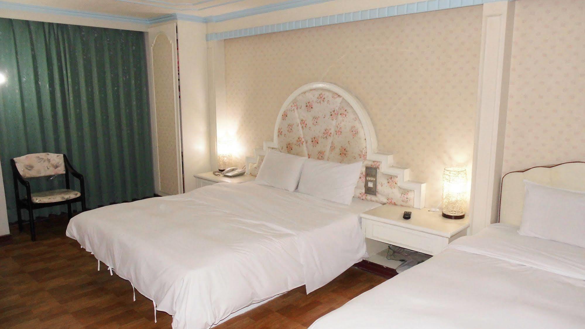 Modern Plaza Hotel Гаосюн Экстерьер фото